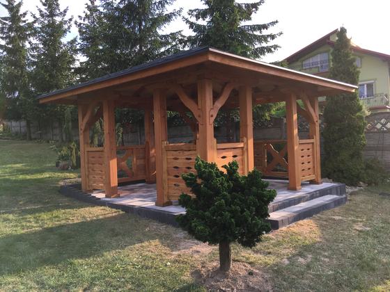 Altana drewniana wolnostojąca, AW045, wymiar 4x4m, kolor pinia, pokrycie gont czarny, dach 4S, barierka B04, realizacja Ciesielnia, zdjęcie 3