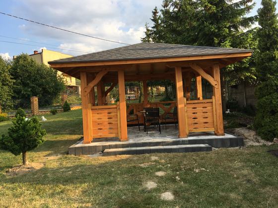 Altana drewniana wolnostojąca, AW045, wymiar 4x4m, kolor pinia, pokrycie gont czarny, dach 4S, barierka B04, realizacja Ciesielnia, zdjęcie 8