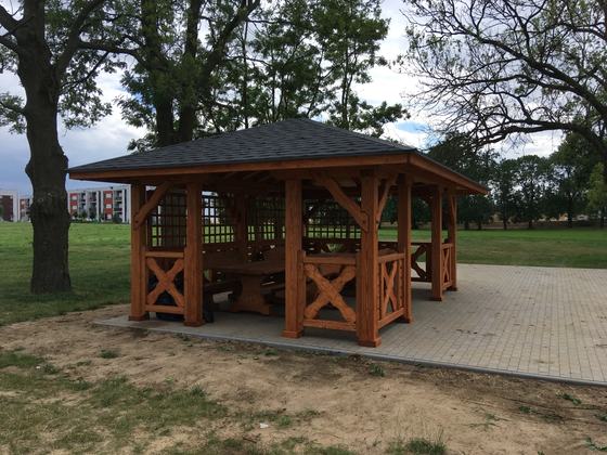 Altana drewniana wolnostojąca, AW046, wymiar 4x6m, kolor teak, pokrycie gont szary, dach 4S, barierka B04, realizacja Ciesielnia, zdjęcie 1