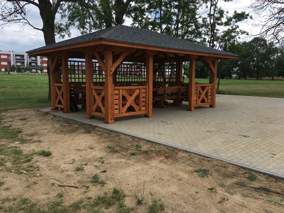 Altana drewniana wolnostojąca, AW046, wymiar 4x6m, kolor teak, pokrycie gont szary, dach 4S, barierka B04, realizacja Ciesielnia, zdjęcie 2