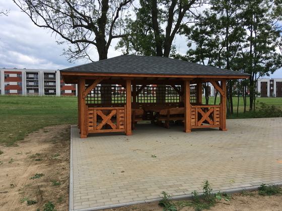 Altana drewniana wolnostojąca, AW046, wymiar 4x6m, kolor teak, pokrycie gont szary, dach 4S, barierka B04, realizacja Ciesielnia, zdjęcie 3