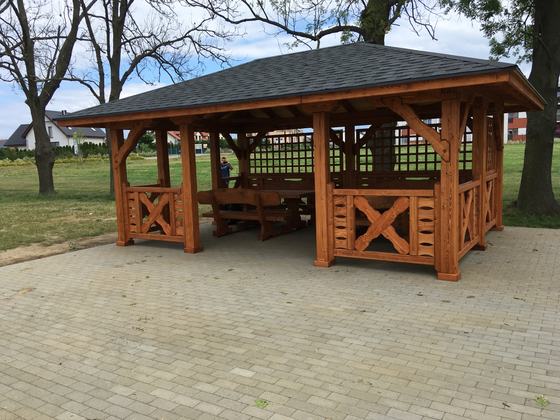 Altana drewniana wolnostojąca, AW046, wymiar 4x6m, kolor teak, pokrycie gont szary, dach 4S, barierka B04, realizacja Ciesielnia, zdjęcie 4