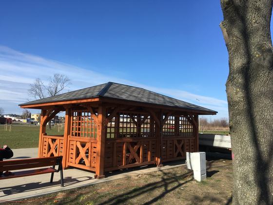 Altana drewniana wolnostojąca, AW046, wymiar 4x6m, kolor teak, pokrycie gont szary, dach 4S, barierka B04, realizacja Ciesielnia, zdjęcie 9