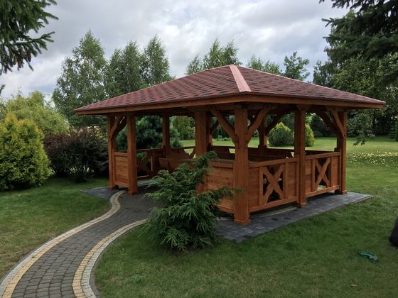 Altana drewniana wolnostojąca, AW047, wymiar 4x4,6m, kolor teak, pokrycie gont czerwony, dach 4S, barierka B04, realizacja Ciesielnia, zdjęcie 1