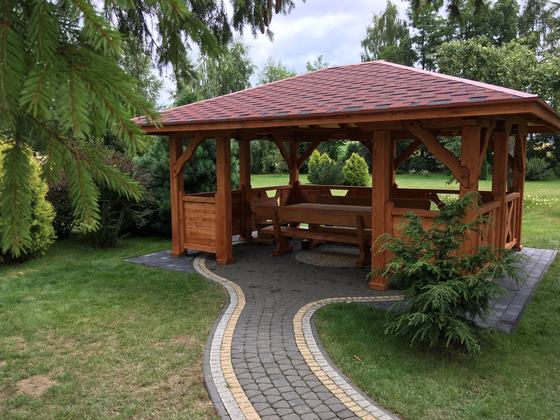 Altana drewniana wolnostojąca, AW047, wymiar 4x4,6m, kolor teak, pokrycie gont czerwony, dach 4S, barierka B04, realizacja Ciesielnia, zdjęcie 2