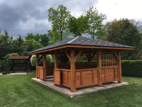 Altana drewniana wolnostojąca, AW050, wymiar 4x6m, kolor teak, pokrycie gont szary, dach 4S, barierka B02, realizacja Ciesielnia, zdjęcie 1