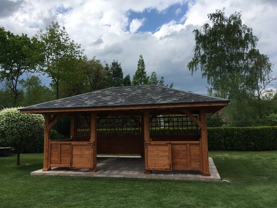 Altana drewniana wolnostojąca, AW050, wymiar 4x6m, kolor teak, pokrycie gont szary, dach 4S, barierka B02, realizacja Ciesielnia, zdjęcie 2