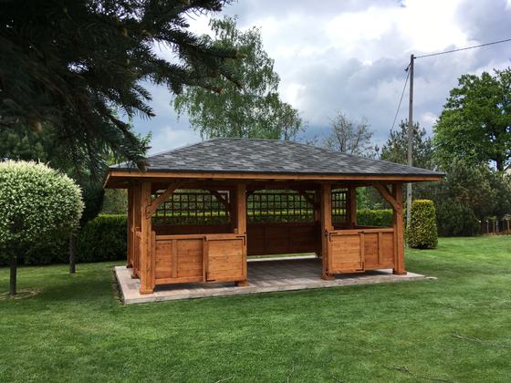 Altana drewniana wolnostojąca, AW050, wymiar 4x6m, kolor teak, pokrycie gont szary, dach 4S, barierka B02, realizacja Ciesielnia, zdjęcie 3
