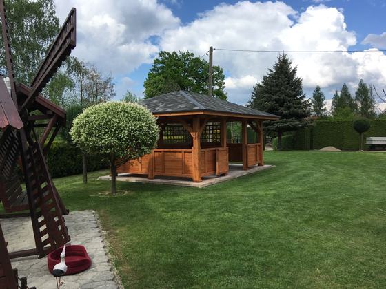 Altana drewniana wolnostojąca, AW050, wymiar 4x6m, kolor teak, pokrycie gont szary, dach 4S, barierka B02, realizacja Ciesielnia, zdjęcie 5