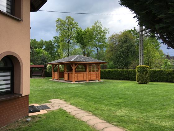 Altana drewniana wolnostojąca, AW050, wymiar 4x6m, kolor teak, pokrycie gont szary, dach 4S, barierka B02, realizacja Ciesielnia, zdjęcie 10