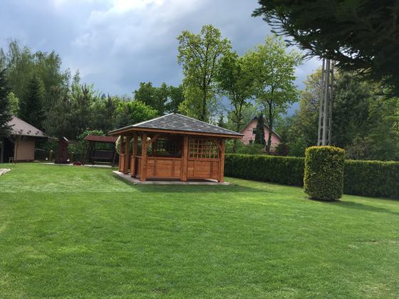 Altana drewniana wolnostojąca, AW050, wymiar 4x6m, kolor teak, pokrycie gont szary, dach 4S, barierka B02, realizacja Ciesielnia, zdjęcie 11