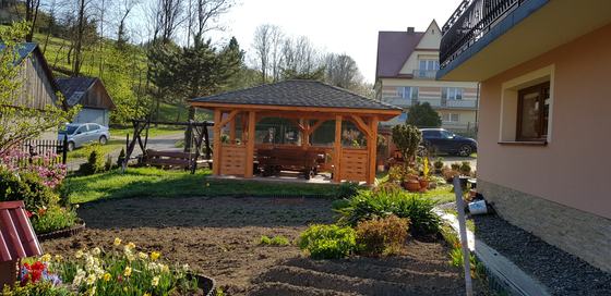 Altana drewniana wolnostojąca, AW051, wymiar 4x6m, kolor pinia, pokrycie gont czarny, dach 4S, barierka B04, realizacja Ciesielnia, zdjęcie 3