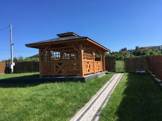 Altana drewniana wolnostojąca, AW052, wymiar 3,6x5,7m, kolor pinia, pokrycie gont czarny, dach 4S, barierka B04, realizacja Ciesielnia, zdjęcie 5
