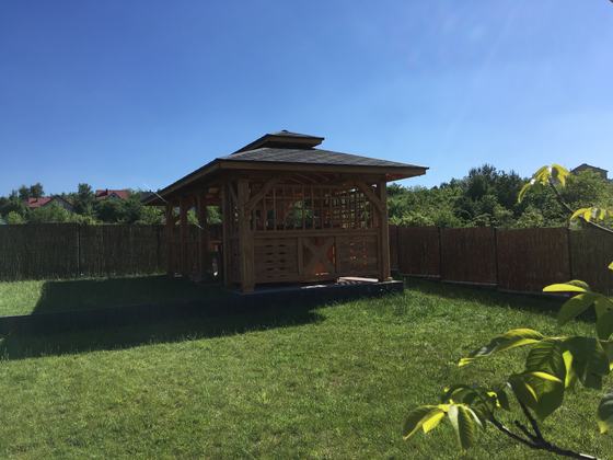 Altana drewniana wolnostojąca, AW052, wymiar 3,6x5,7m, kolor pinia, pokrycie gont czarny, dach 4S, barierka B04, realizacja Ciesielnia, zdjęcie 6
