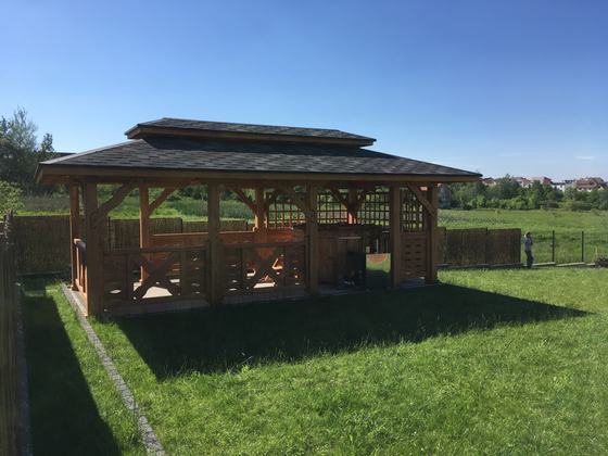 Altana drewniana wolnostojąca, AW052, wymiar 3,6x5,7m, kolor pinia, pokrycie gont czarny, dach 4S, barierka B04, realizacja Ciesielnia, zdjęcie 10