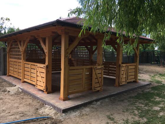 Altana drewniana wolnostojąca, AW057, wymiar 5x7m, kolor pinia, pokrycie gont czerwony, dach 4S, barierka B01, realizacja Ciesielnia, zdjęcie 1