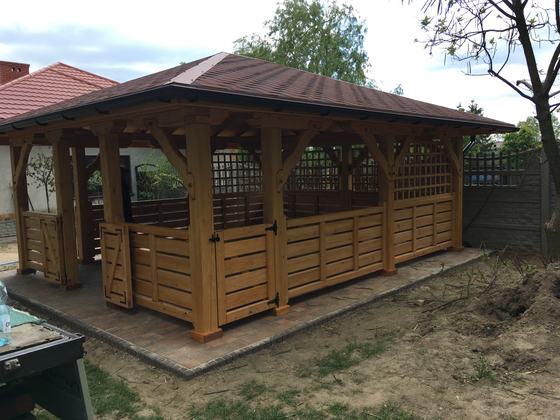 Altana drewniana wolnostojąca, AW057, wymiar 5x7m, kolor pinia, pokrycie gont czerwony, dach 4S, barierka B01, realizacja Ciesielnia, zdjęcie 4
