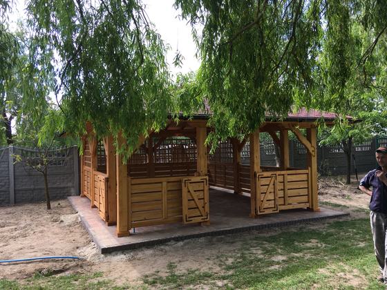 Altana drewniana wolnostojąca, AW057, wymiar 5x7m, kolor pinia, pokrycie gont czerwony, dach 4S, barierka B01, realizacja Ciesielnia, zdjęcie 5