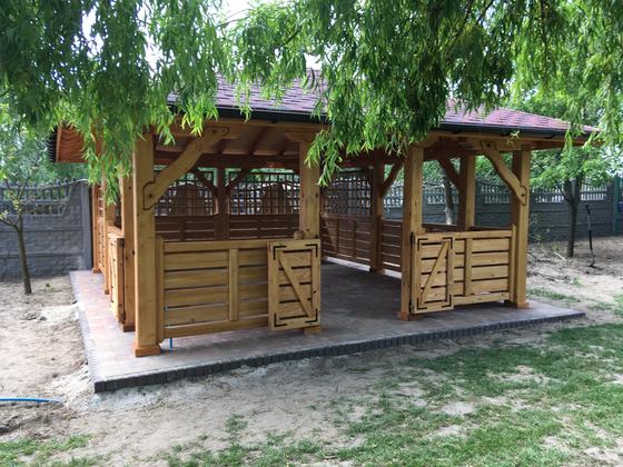 Altana drewniana wolnostojąca, AW057, wymiar 5x7m, kolor pinia, pokrycie gont czerwony, dach 4S, barierka B01, realizacja Ciesielnia, zdjęcie 6