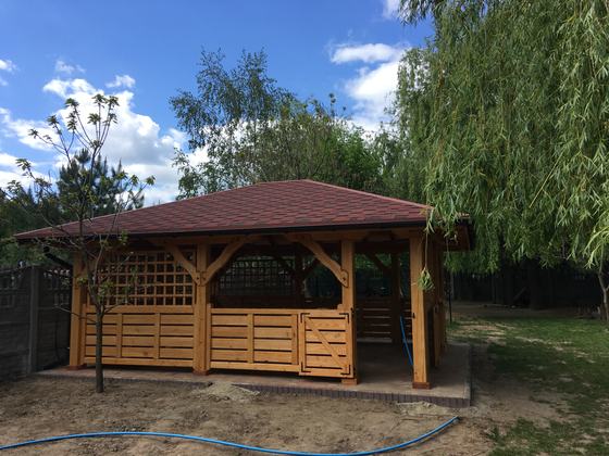 Altana drewniana wolnostojąca, AW057, wymiar 5x7m, kolor pinia, pokrycie gont czerwony, dach 4S, barierka B01, realizacja Ciesielnia, zdjęcie 8
