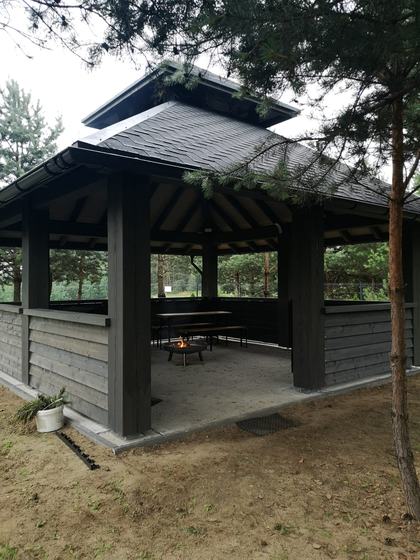 Altana drewniana wolnostojąca, AW058, wymiar 6x6m, kolor antracyt, pokrycie gont czarny, dach 4S, barierka B02, realizacja Ciesielnia, zdjęcie 1