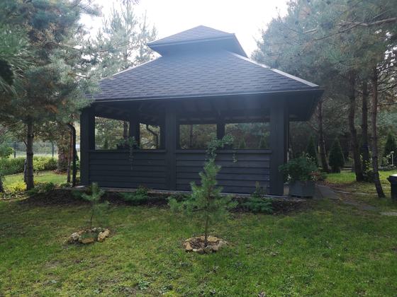 Altana drewniana wolnostojąca, AW058, wymiar 6x6m, kolor antracyt, pokrycie gont czarny, dach 4S, barierka B02, realizacja Ciesielnia, zdjęcie 3