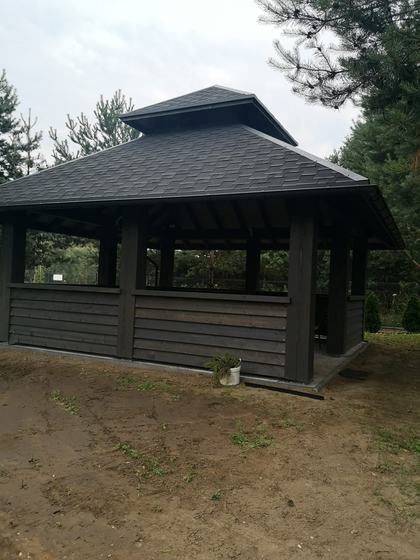 Altana drewniana wolnostojąca, AW058, wymiar 6x6m, kolor antracyt, pokrycie gont czarny, dach 4S, barierka B02, realizacja Ciesielnia, zdjęcie 4