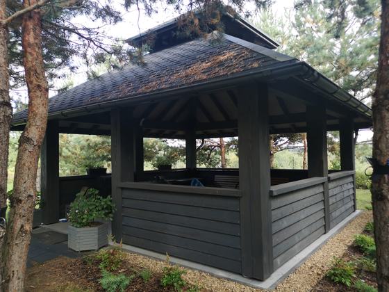 Altana drewniana wolnostojąca, AW058, wymiar 6x6m, kolor antracyt, pokrycie gont czarny, dach 4S, barierka B02, realizacja Ciesielnia, zdjęcie 6
