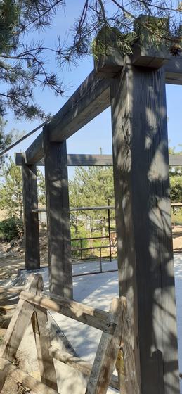 Altana drewniana wolnostojąca, AW058, wymiar 6x6m, kolor antracyt, pokrycie gont czarny, dach 4S, barierka B02, realizacja Ciesielnia, zdjęcie 8
