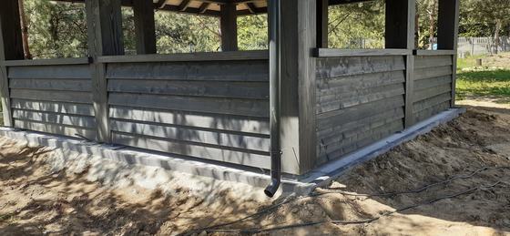 Altana drewniana wolnostojąca, AW058, wymiar 6x6m, kolor antracyt, pokrycie gont czarny, dach 4S, barierka B02, realizacja Ciesielnia, zdjęcie 17