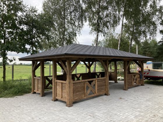 Altana drewniana wolnostojąca, AW059, wymiar 4x8m, kolor palisander, pokrycie gont czarny, dach 4S, barierka B03, realizacja Ciesielnia, zdjęcie 1