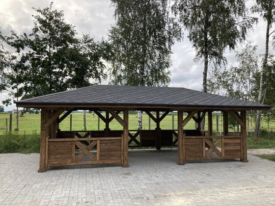 Altana drewniana wolnostojąca, AW059, wymiar 4x8m, kolor palisander, pokrycie gont czarny, dach 4S, barierka B03, realizacja Ciesielnia, zdjęcie 5