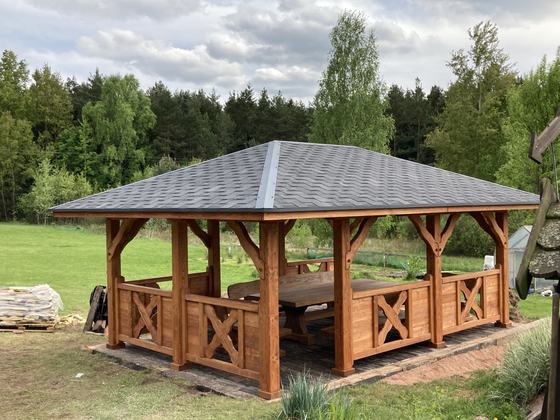 Altana drewniana wolnostojąca, AW061, wymiar 4x6m, kolor teak, pokrycie gont szary, dach 4S, barierka B03, realizacja Ciesielnia, zdjęcie 1