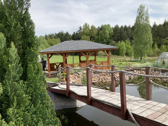 Altana drewniana wolnostojąca, AW061, wymiar 4x6m, kolor teak, pokrycie gont szary, dach 4S, barierka B03, realizacja Ciesielnia, zdjęcie 7