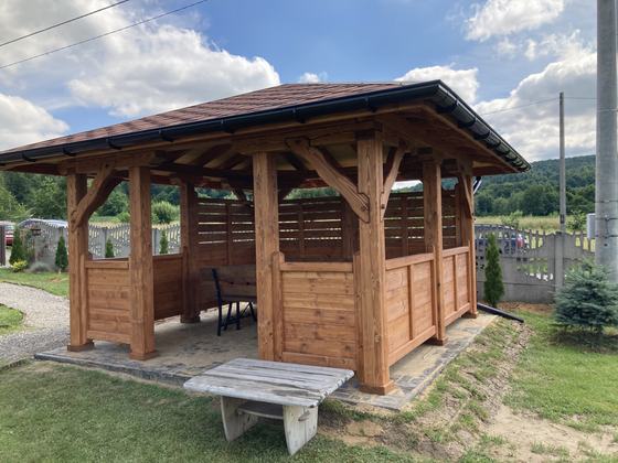 Altana drewniana wolnostojąca, AW062, wymiar 4x4m, kolor teak, pokrycie gont czerwony, dach 4S, barierka B02+B07, realizacja Ciesielnia, zdjęcie 1