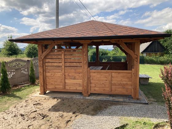 Altana drewniana wolnostojąca, AW062, wymiar 4x4m, kolor teak, pokrycie gont czerwony, dach 4S, barierka B02+B07, realizacja Ciesielnia, zdjęcie 2