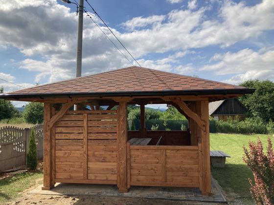Altana drewniana wolnostojąca, AW062, wymiar 4x4m, kolor teak, pokrycie gont czerwony, dach 4S, barierka B02+B07, realizacja Ciesielnia, zdjęcie 3