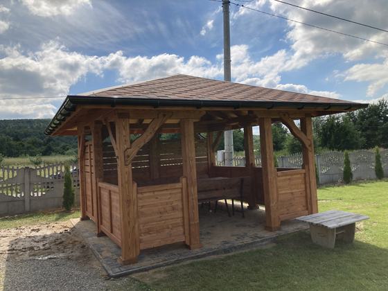 Altana drewniana wolnostojąca, AW062, wymiar 4x4m, kolor teak, pokrycie gont czerwony, dach 4S, barierka B02+B07, realizacja Ciesielnia, zdjęcie 4