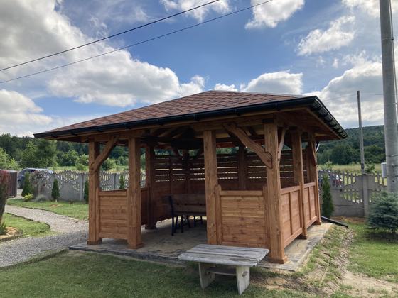 Altana drewniana wolnostojąca, AW062, wymiar 4x4m, kolor teak, pokrycie gont czerwony, dach 4S, barierka B02+B07, realizacja Ciesielnia, zdjęcie 5