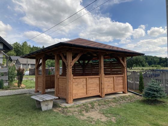 Altana drewniana wolnostojąca, AW062, wymiar 4x4m, kolor teak, pokrycie gont czerwony, dach 4S, barierka B02+B07, realizacja Ciesielnia, zdjęcie 6