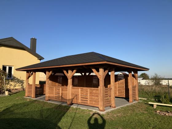 Altana drewniana wolnostojąca, AW064, wymiar 5x7m, kolor orzech, pokrycie gont czarny, dach 4S, barierka B06, realizacja Ciesielnia, zdjęcie 2