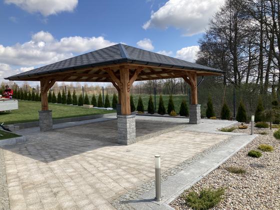 Altana drewniana wolnostojąca, AW068, wymiar 5,3x5,3m, kolor pinia, pokrycie gont czarny, dach 4S, barierka brak, realizacja Ciesielnia, zdjęcie 2