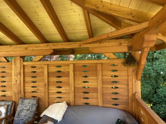 Altana drewniana wolnostojąca, AW069, wymiar 3,9x6m, kolor pinia, pokrycie gont czerwony, dach WS, barierka B04, realizacja Ciesielnia, zdjęcie 9