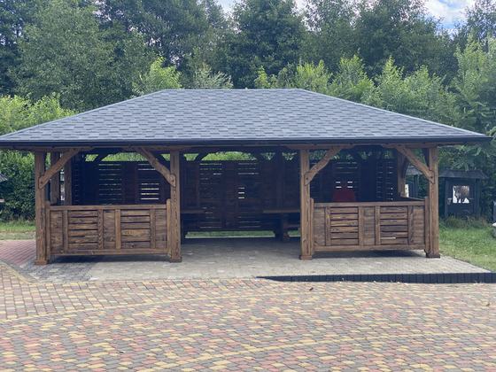 Altana drewniana wolnostojąca, AW070, wymiar 5x7m, kolor palisander, pokrycie gont szary, dach 4S, barierka B06, realizacja Ciesielnia, zdjęcie 1