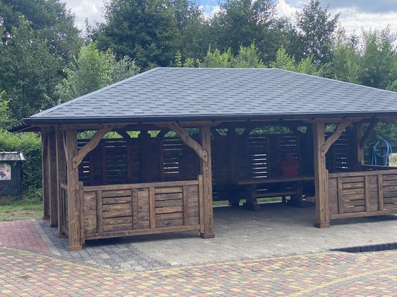 Altana drewniana wolnostojąca, AW070, wymiar 5x7m, kolor palisander, pokrycie gont szary, dach 4S, barierka B06, realizacja Ciesielnia, zdjęcie 2