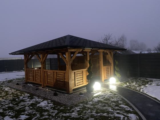 Altana drewniana wolnostojąca, AW071, wymiar 4,8x4,8m, kolor teak, pokrycie gont czarny, dach 4S, barierka B06, realizacja Ciesielnia, zdjęcie 4