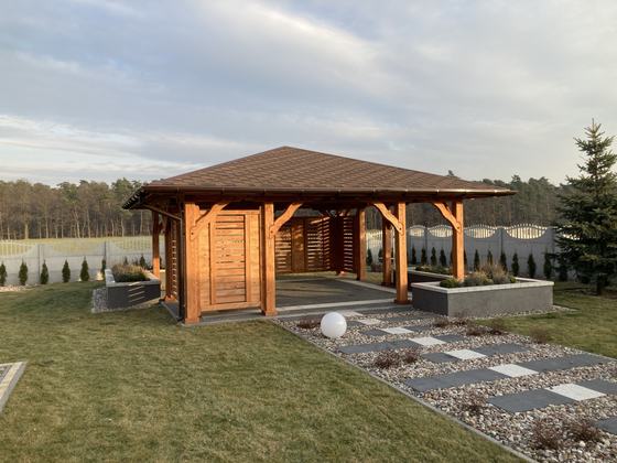 Altana drewniana wolnostojąca, AW072, wymiar 5,4x5,4m, kolor teak, pokrycie gont brazowy, dach 4S, barierka B06, realizacja Ciesielnia, zdjęcie 2