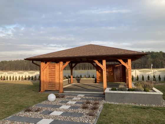 Altana drewniana wolnostojąca, AW072, wymiar 5,4x5,4m, kolor teak, pokrycie gont brazowy, dach 4S, barierka B06, realizacja Ciesielnia, zdjęcie 3