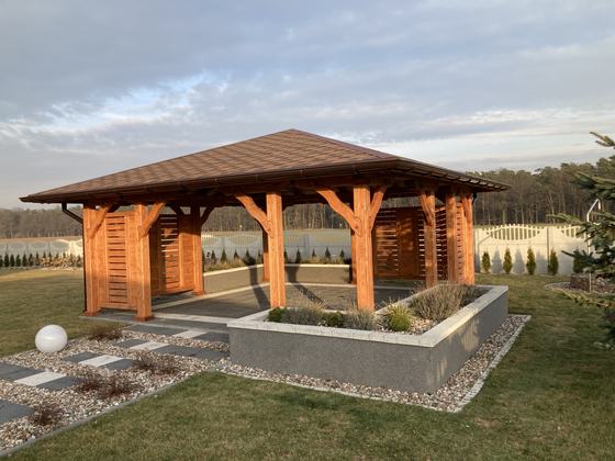 Altana drewniana wolnostojąca, AW072, wymiar 5,4x5,4m, kolor teak, pokrycie gont brazowy, dach 4S, barierka B06, realizacja Ciesielnia, zdjęcie 4
