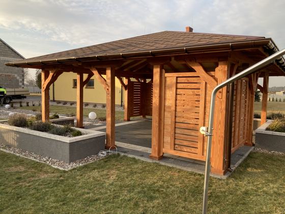 Altana drewniana wolnostojąca, AW072, wymiar 5,4x5,4m, kolor teak, pokrycie gont brazowy, dach 4S, barierka B06, realizacja Ciesielnia, zdjęcie 7